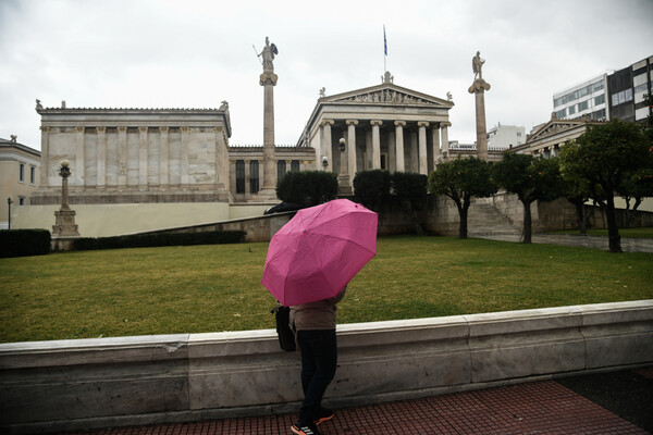 Ροζ ομπρέλα στην Πανεπιστημίου