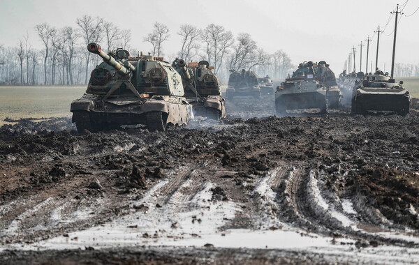 Ρωσικά τεθωρακισμένα οχήματα στέκονται στο δρόμο στην περιοχή του Ροστόφ, Ρωσία