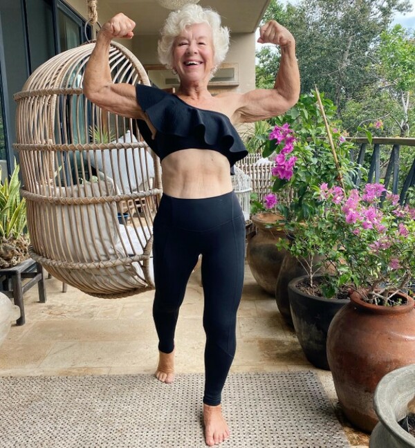 Έχασε 30 κιλά, άρχισε να σηκώνει βάρη κι έγινε fitness influencer στα 75: «Πριν υπήρχα, τώρα ζω»