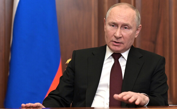 Ο Βλαντίμιρ Πούτιν καθισμένος σε γραφείο