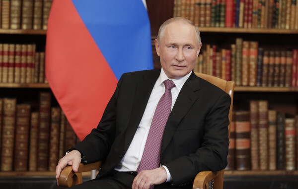 Ο Βλαντίμιρ Πούτιν καθιστός σε καρέκλα
