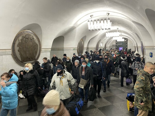 Δραματικές εικόνες από την Ουκρανία: Άμαχοι βρίσκουν καταφύγιο στους σταθμούς του Μετρό του Κιέβου