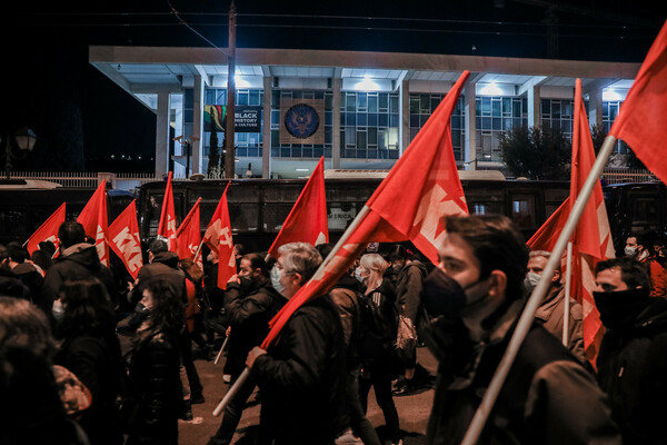 Συγκεντρώσεις διαμαρτυρίας στη ρωσική πρεσβεία από ΚΚΕ και ΣΥΡΙΖΑ & πορεία στην πρεσβεία των ΗΠΑ