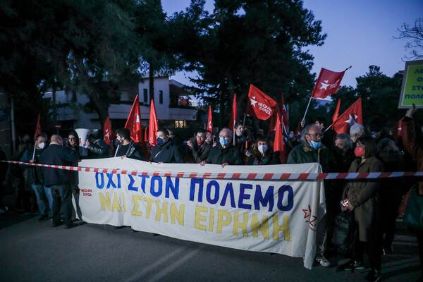 Συγκεντρώσεις διαμαρτυρίας στη ρωσική πρεσβεία από ΚΚΕ και ΣΥΡΙΖΑ & πορεία στην πρεσβεία των ΗΠΑ