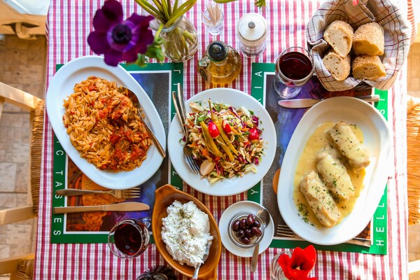 Εδώ και κοντά τριάντα χρόνια, τα Γιουβετσάκια αποθεώνουν την ελληνική κουζίνα