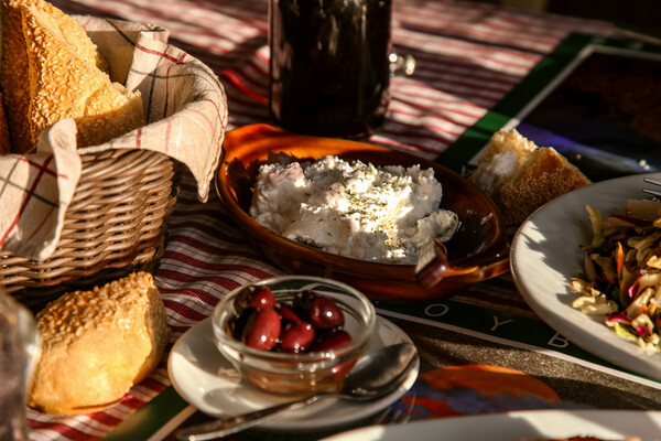 Εδώ και κοντά τριάντα χρόνια, τα Γιουβετσάκια αποθεώνουν την ελληνική κουζίνα