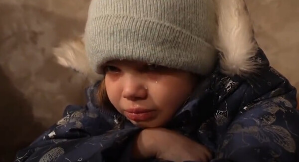 Μια μικρή Ουκρανή κλαίει