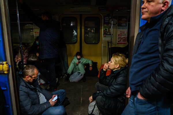 Η πρώτη νύχτα του πολέμου: Ουκρανοί βρήκαν καταφύγιο μέσα στο μετρό -Με υπνόσακους, κουβέρτες και κατοικίδια