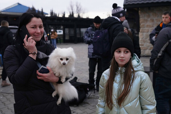 Ουκρανοί φεύγουν από την εμπόλεμη ζώνη αγκαλιά με τα κατοικίδιά τους