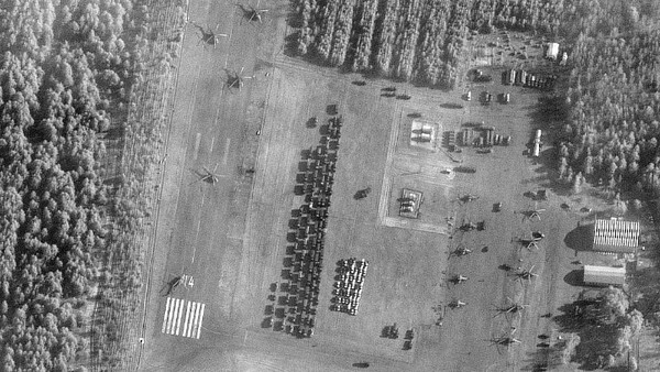 Εικόνες από δορυφόρο: 150 μεταγωγικά ελικόπτερα κοντά στη Λευκορωσία, κοντά στα ουκρανικά σύνορα