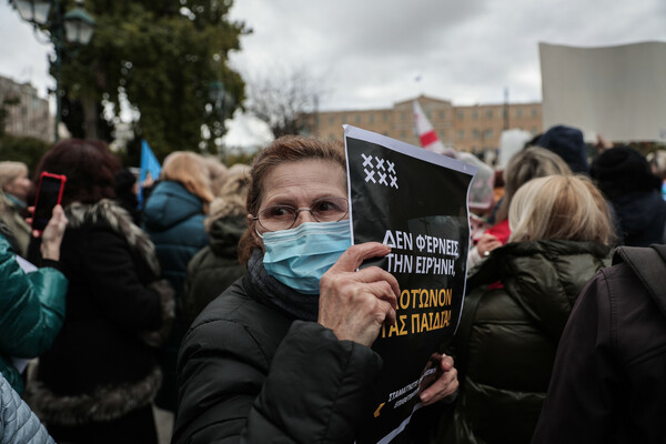 «Σκοτώνουν τα παιδιά»: Συγκέντρωση αλληλεγγύης για την Ουκρανία στην πλατεία Συντάγματος