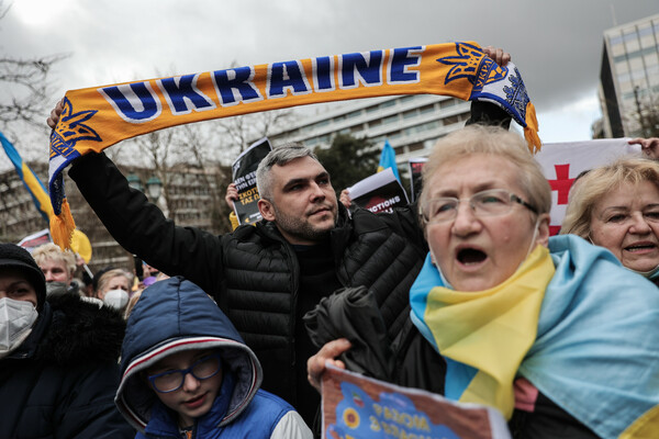 «Σκοτώνουν τα παιδιά»: Συγκέντρωση αλληλεγγύης για την Ουκρανία στην πλατεία Συντάγματος