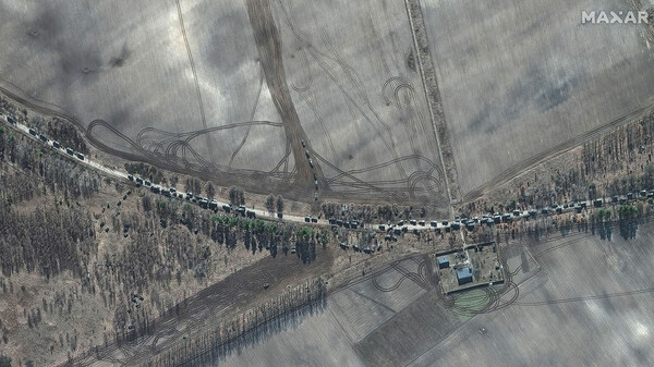Πόλεμος στην Ουκρανία: Δορυφορικές εικόνες δείχνουν ρωσικές δυνάμεις να συνεχίζουν να κινούνται προς το Κίεβο