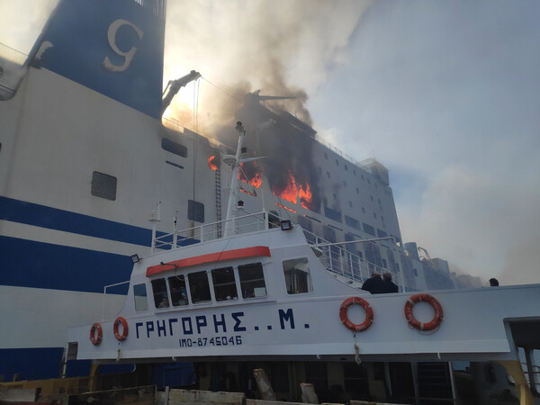 Euroferry Olympia: Αναζωπυρώθηκε η φωτιά στο εσωτερικό του πλοίου