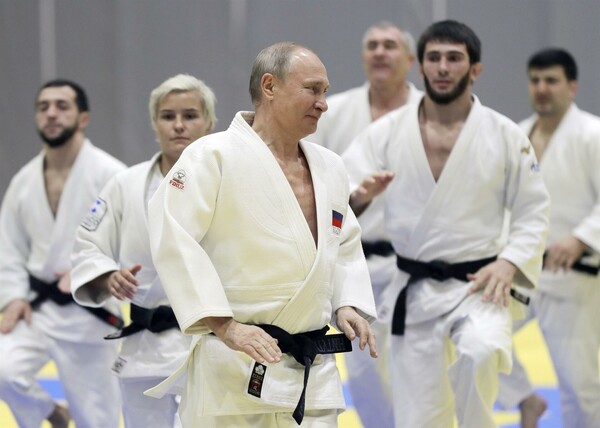 Το Παγκόσμιο Taekwondo αφαιρεί την τιμητική μαύρη ζώνη του Πούτιν