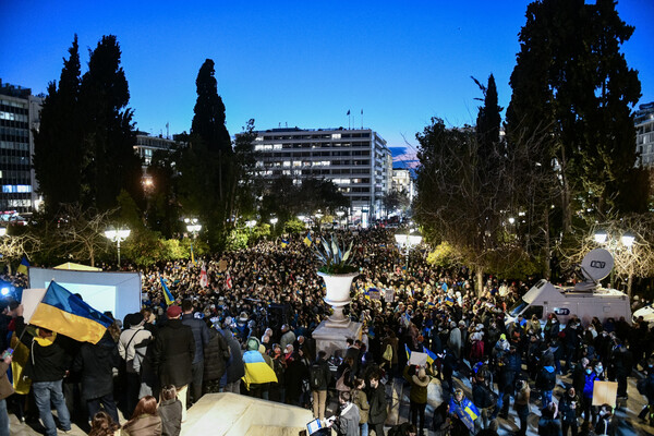 «Σταματήστε τον πόλεμο-Σταματήστε τον Πούτιν»: Μεγάλη συγκέντρωση στο Σύνταγμα κατά της ρωσικής εισβολής