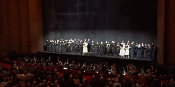 H χορωδία της Μητροπολιτικής Όπερας της Νέας Υόρκης ψέλνει τον εθνικό ύμνο της Ουκρανίας στην κατάμεστη αίθουσα