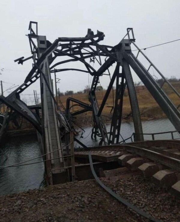 Οι Ρώσοι κατέστρεψαν σιδηροδρομική γέφυρα- Έκοψαν τη σύνδεση με το νότο στην Ζαπορίζα