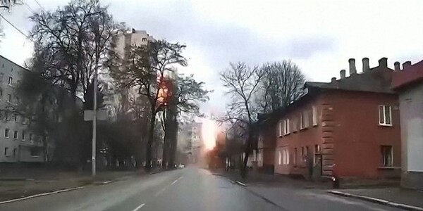 Πόλεμος στην Ουκρανία: Βίντεο καταγράφει τη στιγμή βομβαρδισμού κτηρίου στο Τσέρνιγκοφ