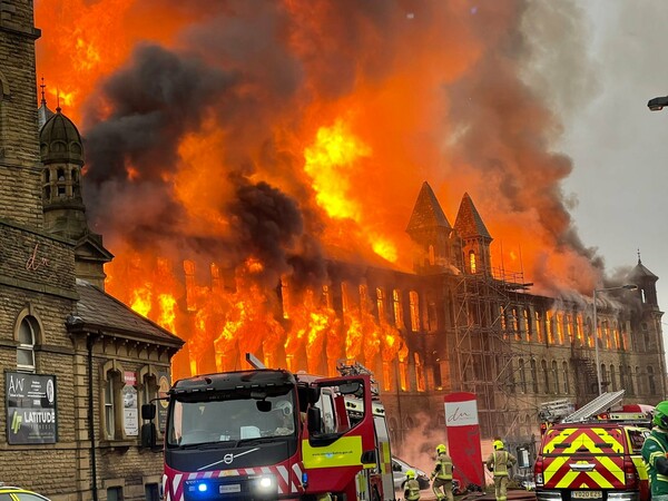 Στις φλόγες το ιστορικό κτήριο Dalton Mills όπου γυρίστηκαν Peaky Blinders και Downton Abbey