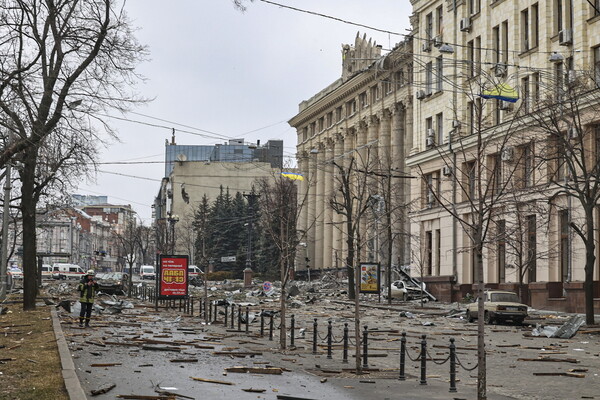 Ουκρανία: Σε πολιοκρία το Κίεβο - Τι καθυστερεί τη μεγάλη ρωσική φάλαγγα - «Έπεσαν» Χερσώνα και Μπαλακλίγια 