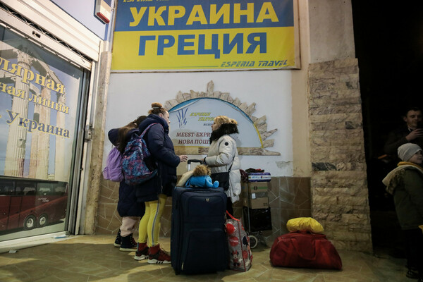 Πόλεμος στην Ουκρανία: Δάκρυα, ανακούφιση και χαμόγελα στη νέα άφιξη προσφύγων στην Αθήνα 