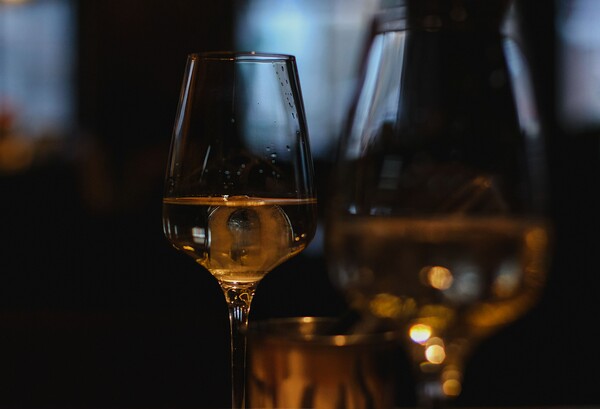 Ακόμη και ένα ποτήρι κρασί τη μέρα συρρικνώνει και γερνά τον εγκέφαλο - Νέα έρευνα 