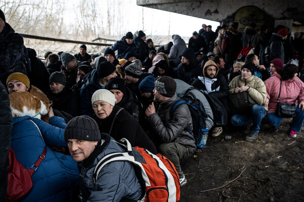 Πόλεμος στην Ουκρανία: Άμαχοι συγκεντρωμένοι κάτω από κατεστραμμένη γέφυρα, κατά την εκκένωση πόλης