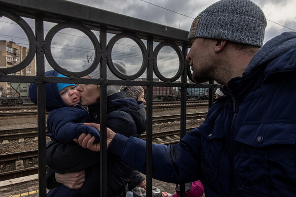 Πόλεμος στην Ουκρανία: Άμαχοι συγκεντρωμένοι κάτω από κατεστραμμένη γέφυρα, κατά την εκκένωση πόλης