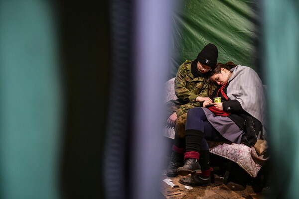 Ουκρανία: Συγκλονιστική στιγμή σε καταφύγιο στο Κίεβο - Kοριτσάκι τραγουδάει το «Let It Go» για να τους εμψυχώσει