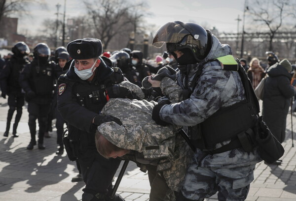  Περίπου 3.500 συλλήψεις διαδηλωτών έγιναν σήμερα, σε αντιπολεμικές διαμαρτυρίες κατά της εισβολής στην Ουκρανία