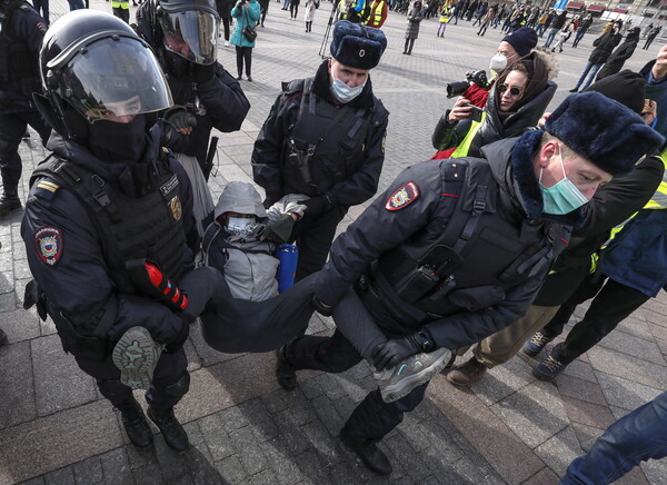  Περίπου 3.500 συλλήψεις διαδηλωτών έγιναν σήμερα, σε αντιπολεμικές διαμαρτυρίες κατά της εισβολής στην Ουκρανία