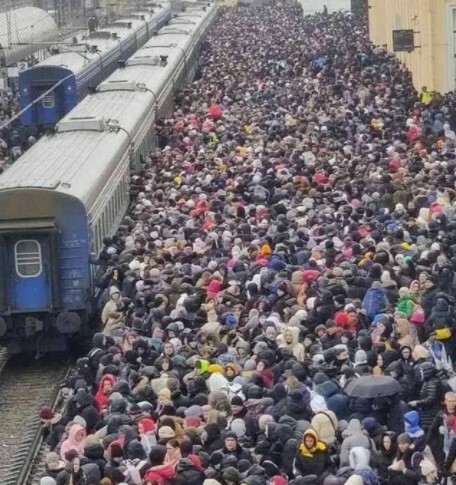 Πόλεμος στην Ουκρανία: Εικόνες συνωστισμού στον σιδηροδρομικό σταθμό του Χάρκοβο - Άμαχοι προσπαθούν αν διαφύγουν