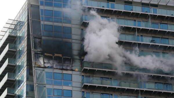Φωτιά σε πολυώροφο κτίριο στο Λονδίνο- 100 πυροσβέστες στο σημείο
