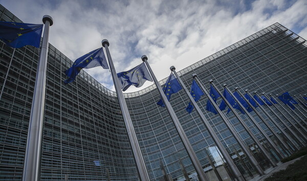Reuters: Η Κομισιόν ετοίμασε νέες κυρώσεις σε βάρος Ρώσων ολιγαρχών και τραπεζών της Λευκορωσίας
