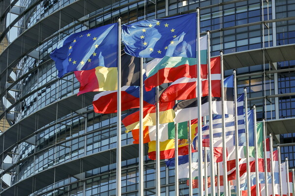 Bloomberg: Η ΕΕ θα εξετάσει ευρωομόλογο για την κάλυψη των δαπανών σε ενέργεια και άμυνα