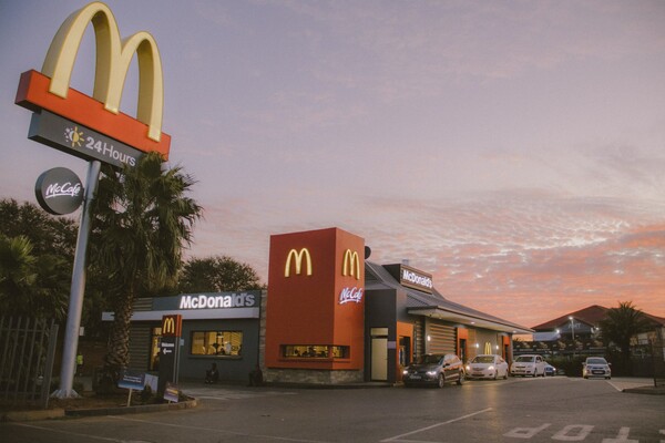 Ρωσία: H McDonald's κλείνει «προσωρινά» τα 850 καταστήματα που διαθέτει στη χώρα