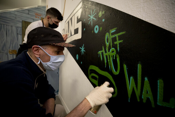 Στο “Τhis is A Vans Art Project” νέοι δημιουργοί αποτυπώνουν την προσωπική τους αισθητική, μεταφέροντας την street art στους τοίχους της Alibi Gallery.