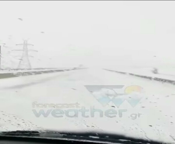 Καιρός - Ο «Φίλιππος» σαρώνει τη χώρα Χιονίζει στην Πάρνηθα - έκλεισε ο δρόμος