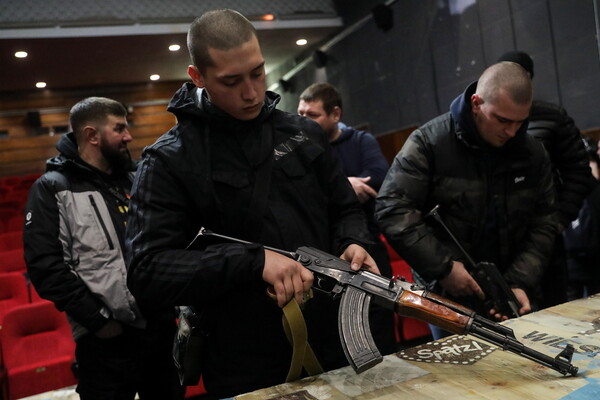 Ουκρανία: Πολίτες μαθαίνουν να χρησιμοποιούν όπλα «14.500 άνθρωποι έφτασαν στη χώρα για να πάρουν τα όπλα