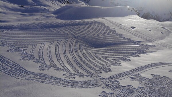 Καλλιτέχνης δημιουργεί στο χιόνι γιγάντια γεωμετρικά μοτίβα