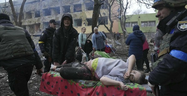 Η Ρωσία λέει πως η τραυματισμένη έγκυος στη Μαριούπολη είναι ηθοποιός και δεν είναι καν μαιευτήριο