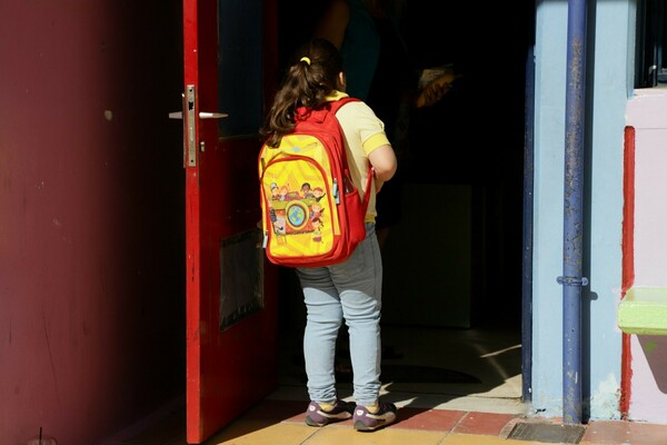 Παιδί με τσάντα στο σχολείο