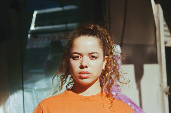 Η Nilüfer Yanya είναι η πιο συναρπαστική ροκ σταρ της Βρετανίας