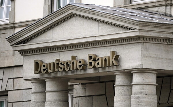 Γερμανία: H Deutsche Bank ανακοίνωσε ότι δεν αποσύρεται πλήρως από τη Ρωσία