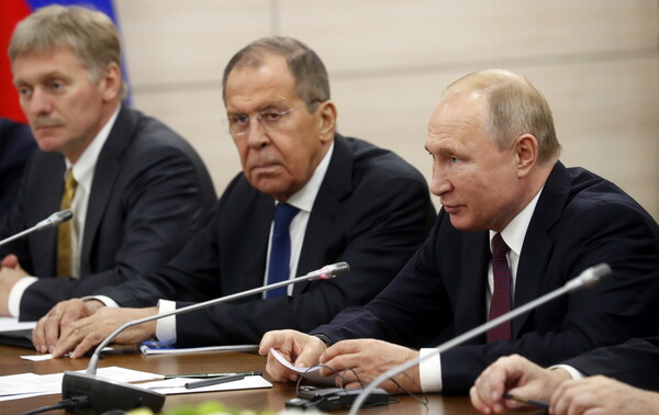 Κρεμλίνο: «Δεν αποκλείεται συνάντηση μεταξύ Πούτιν - Ζελένσκι»