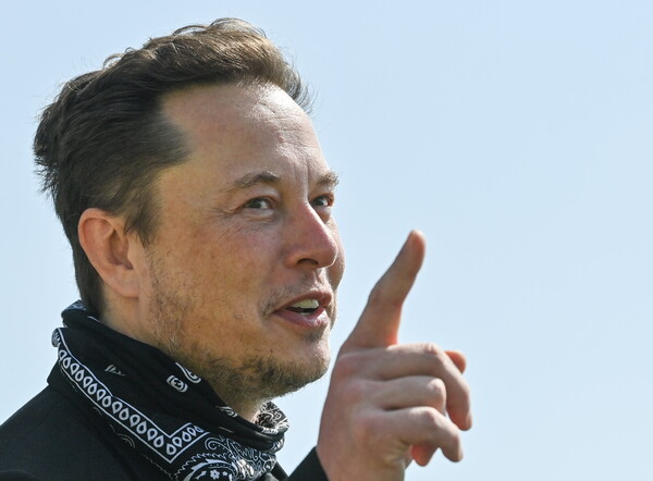 H Tesla θα πληρώσει τρεις μισθούς στους Ουκρανούς υπαλλήλους της που κλήθηκαν να πολεμήσουν