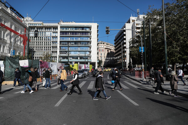 Πολίτες στην διάβαση της Ερμού