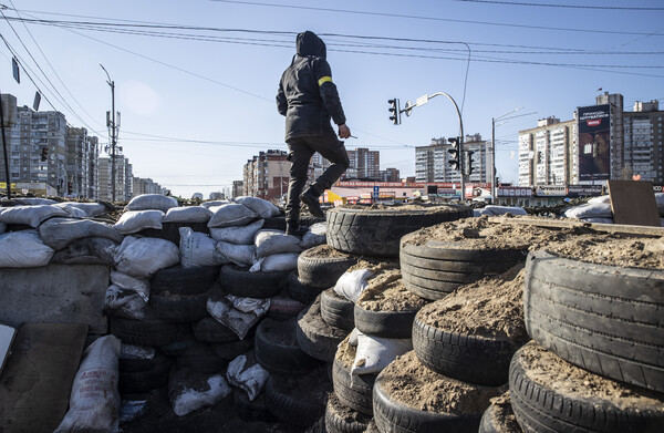 Ουκρανία: Οι Ρώσοι περικυκλώνουν το Κίεβο - Κάτοικοι της Μαριούπολης μαλώνουν πλέον για τα τρόφιμα