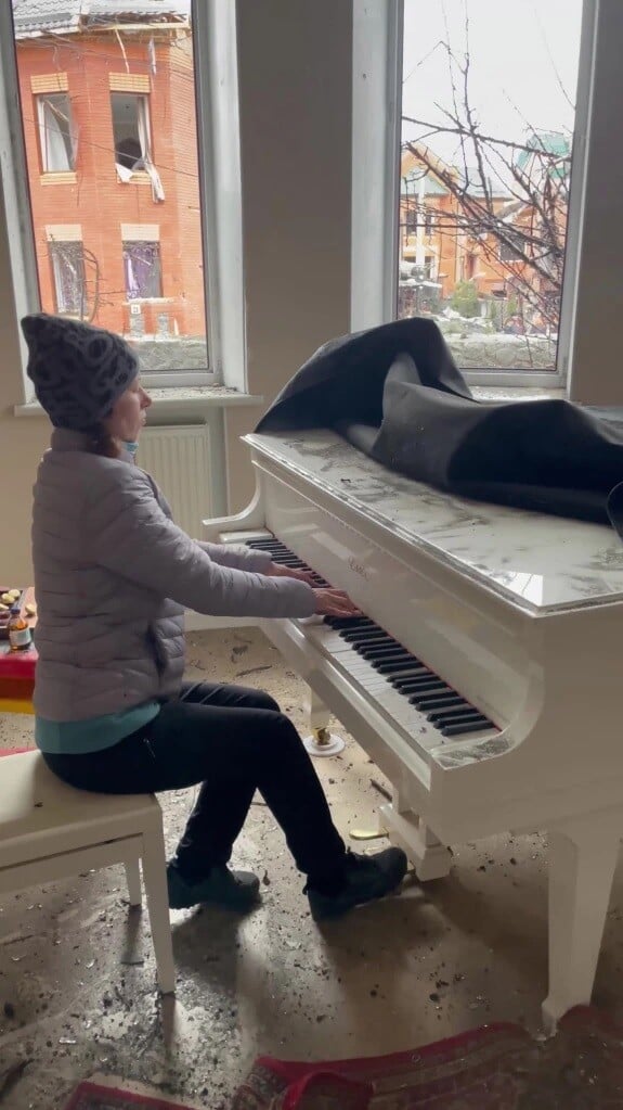 Ουκρανή παίζει πιάνο για τελευταία φορά πριν αφήσει το βομβαρδισμένο σπίτι της και συγκινεί